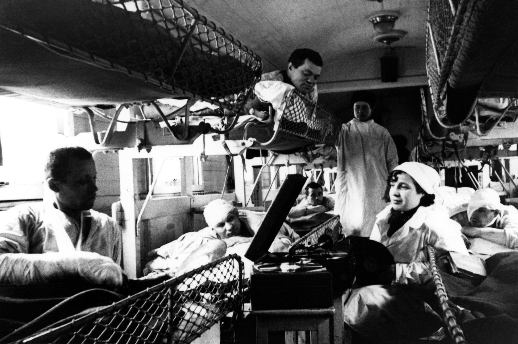 1941 год. Медсестра с ранеными в вагоне санитарного поезда. Дата съемки неизвестна. Фото: архив ТАСС