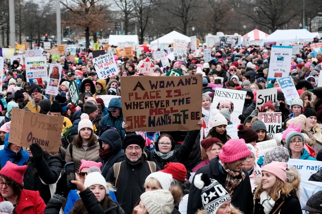 «Место женщины — там, где она хочет». В 2017 году по Америке прокатилась волна женских маршей — реакции на сексистские высказывания президента Трампа. Фото: Reuters