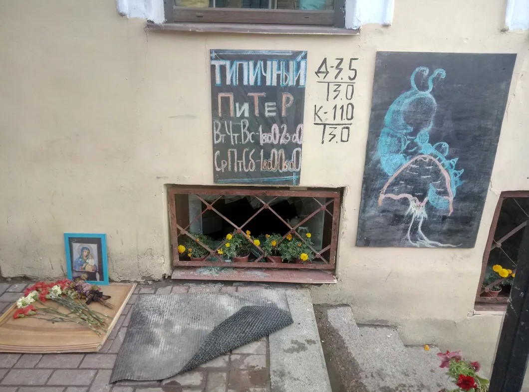 Перед входом в кафе / Фото: Анастасия Гавриэлова
