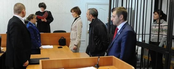 Суд над Натальей Поповой (в клетке)
