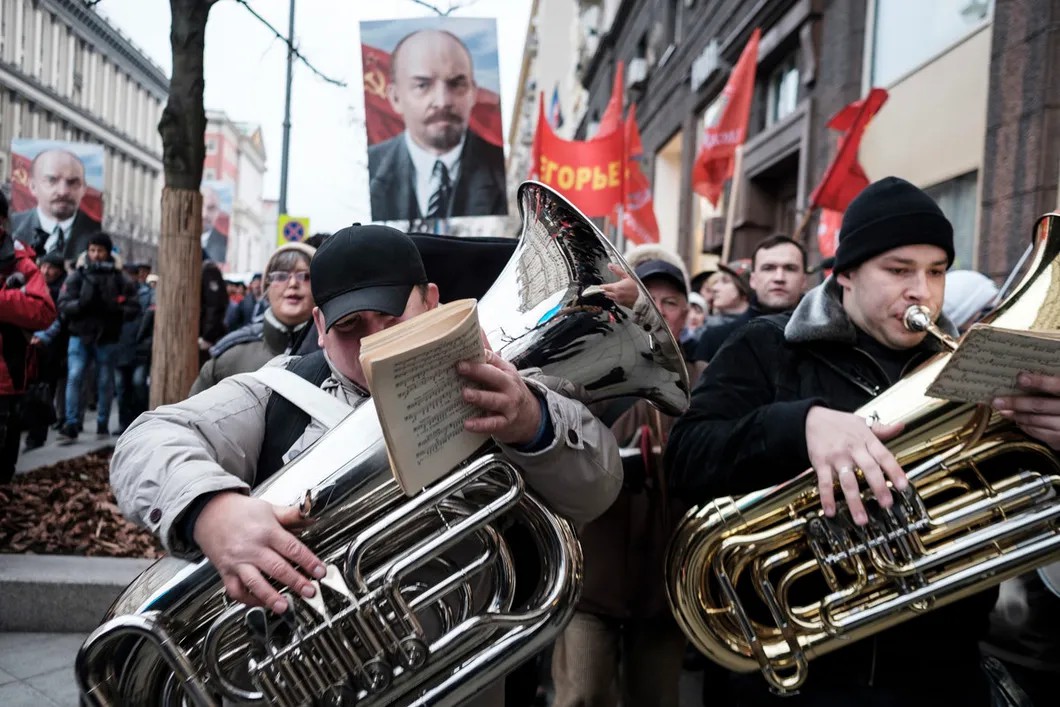 Оркестр на демонстрации в честь 100-летия Октябрьской революции. Фото: Антон Карлинер / специально для «Новой»
