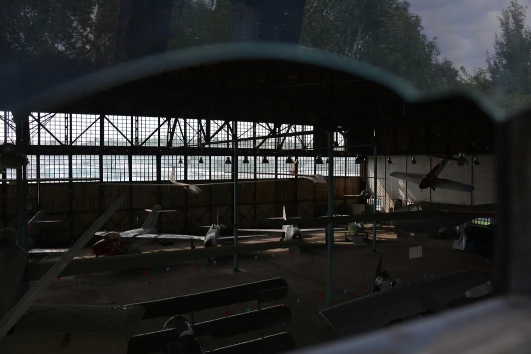 Амбар музея с уникальными самолетами. Фото: Виктория Одиссонова / «Новая»