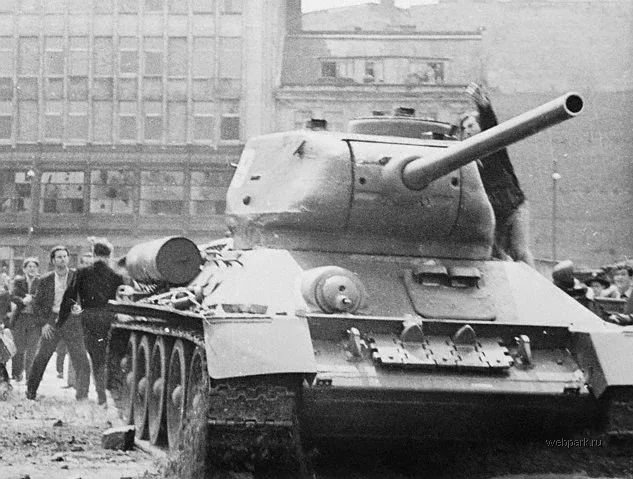 Советские танки на улицах Берлина во время протестных акций. Фото из открытых источников