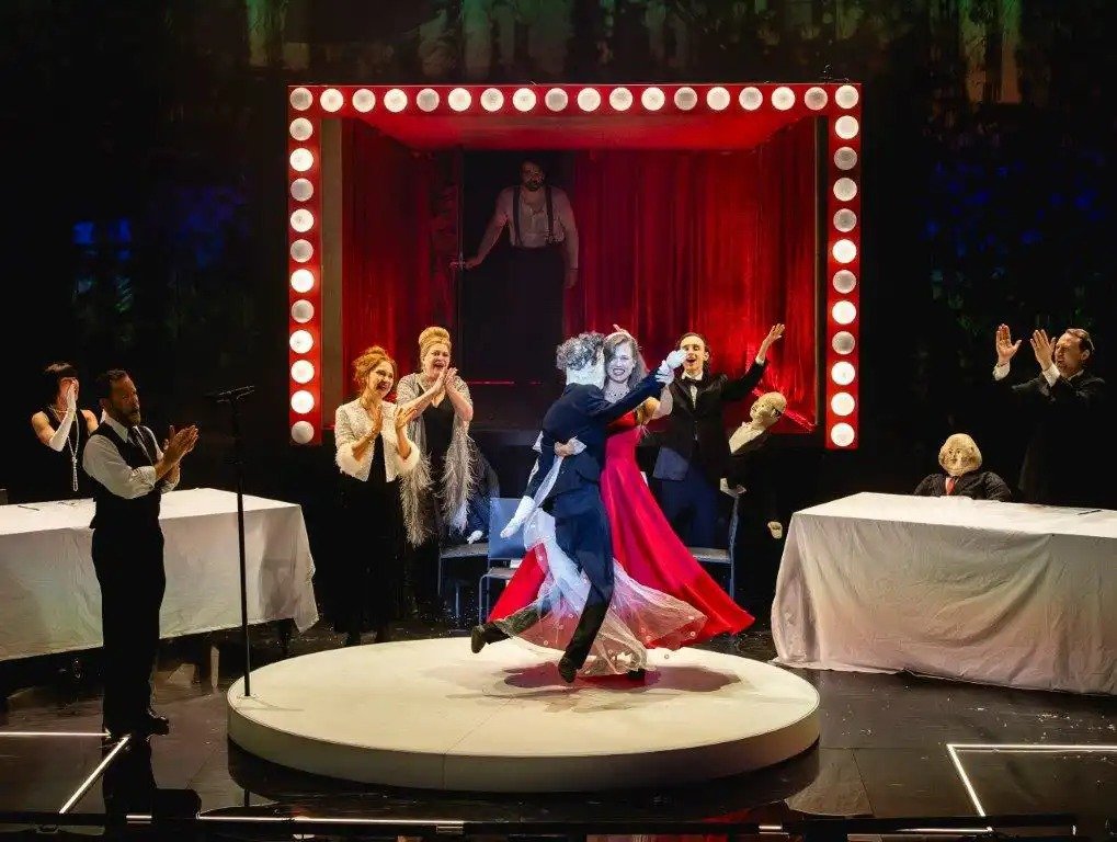 Сцена из спектакля «Преступление и наказание». Фото: gesher-theatre.co.il