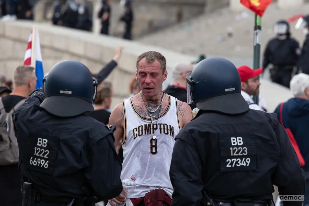 Участник «шутрма Рейхстага» после столкновения с полицией. Фото: democ