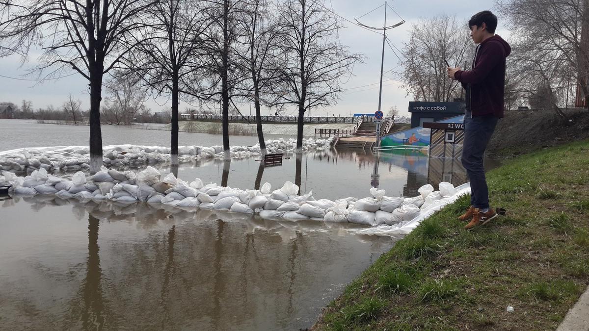 Затоплен второй ярус набережной, центр Кургана. Фото: Алексей Тарасов / «Новая газета»
