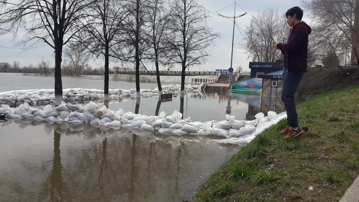 Прогулка по серой зоне. Наводнение в Кургане идет на убыль, город готовится  к пожарам. Репортаж с правого берега Тобола, из-за полицейского оцепления —  Новая газета