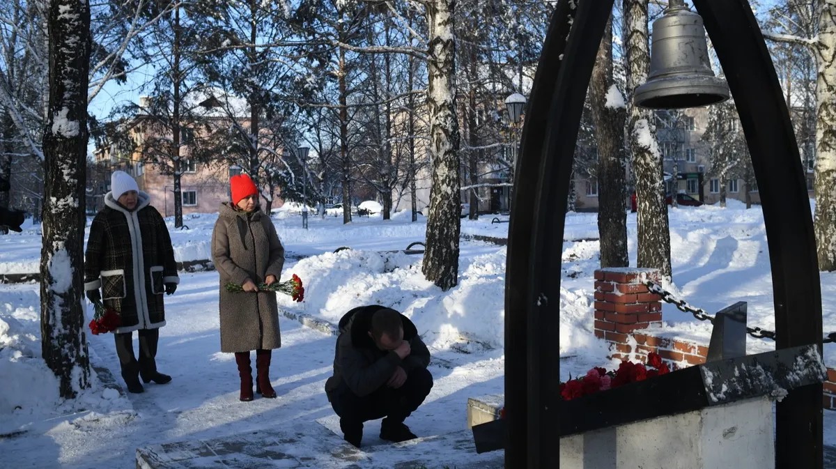 People at the memorial on the Miners' Walk of Fame. Photo: Svetlana Vidanova / Novaya Gazeta