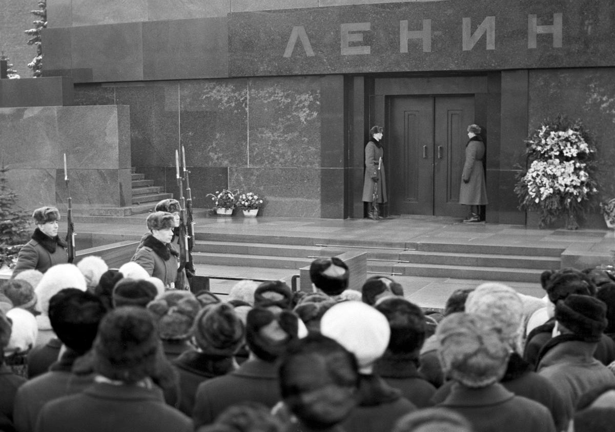 Почетный караул у Мавзолея Ленина. Фото: Владимир Савостьянов / Фотохроника ТАСС