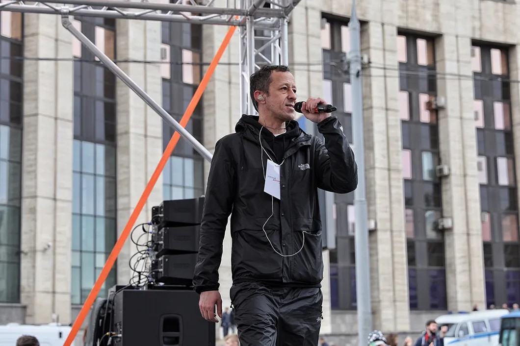 Шило, лидер «Кровостока», выступает со сцены митинга на Сахарова. Группа исполнила песни: «Душно» и «Череповец». Фото: Влад Докшин / «Новая газета»