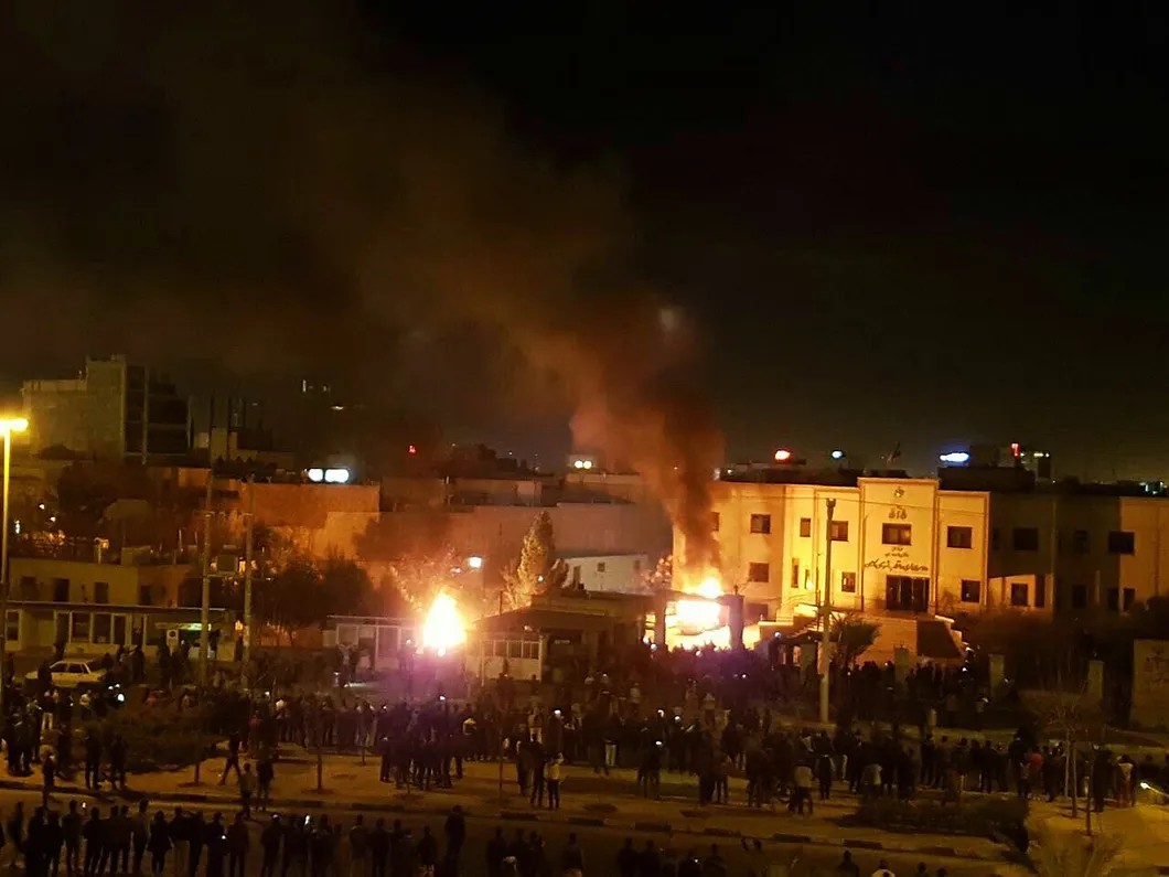 Подожженное протестующими здание прокуратуры в городе Кашан в центральном Иране. Фото: Abaca Press/TASS