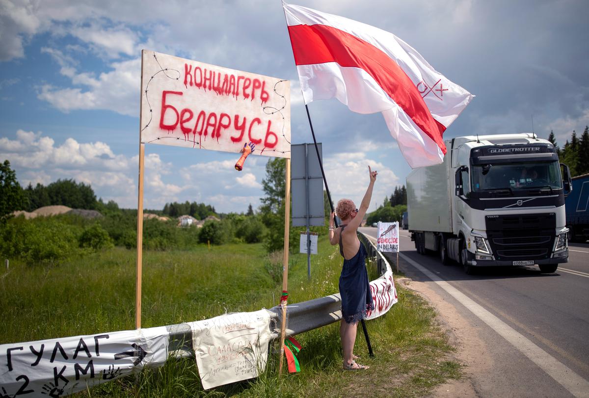 Акция в поддержку задержанных белорусских оппозиционеров в деревне Мядининкай у литовско-белорусской границы. Фото: AP/TASS