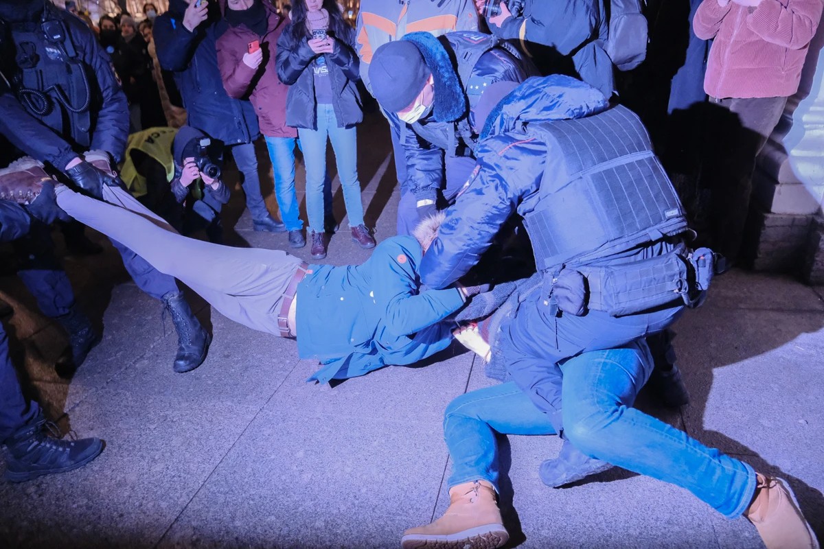 Detention during the call-for-peace in Ukraine action in Petersburg. Photo by Artem Leshko / Novaya Gazeta