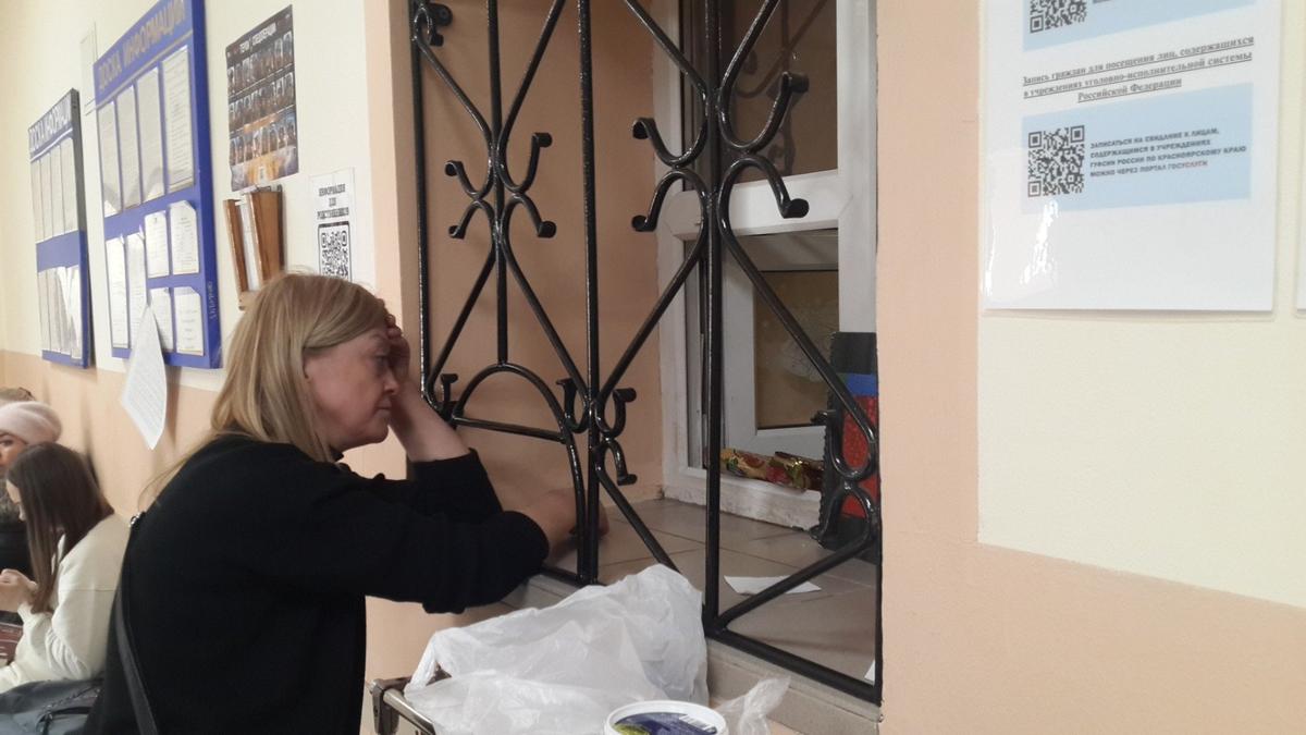 Анна Уварова. СИЗО-1 Красноярска. Передача сыну. Фото: Алексей Тарасов / «Новая газета»