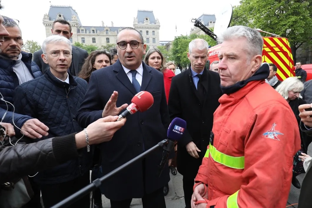 Жан-Клод Галле, главный парижский пожарный, на площади перед Нотр-Дамом утром 16 апреля. Фото: EPA