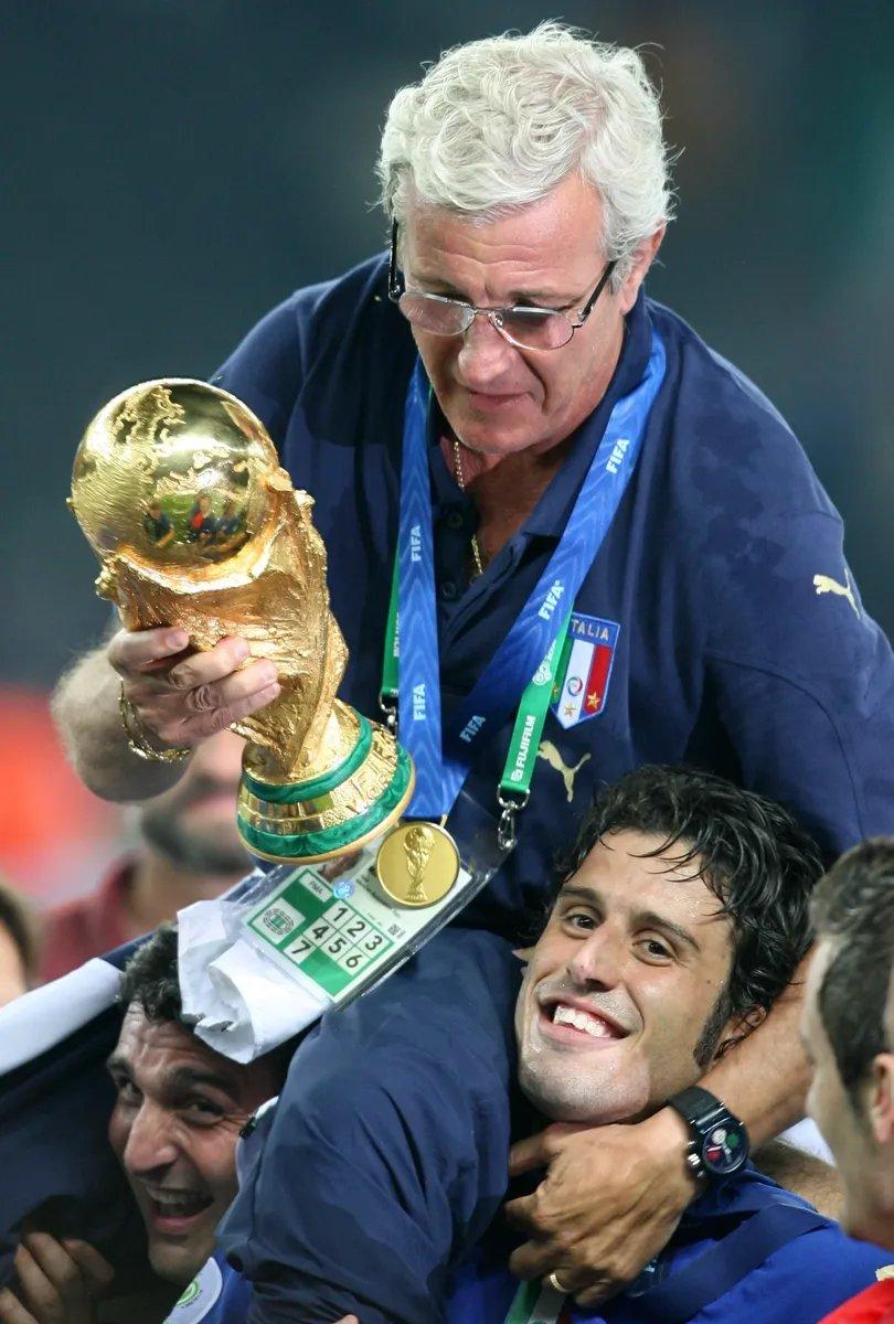 Итальянский тренер Марчелло Липпи и итальянский защитник Фабио Гроссо празднуют победу в финале Чемпионата мира по футболу Италия-Франция. Фото: ROLAND WEIHRAUCH / DPA / PHOTAS