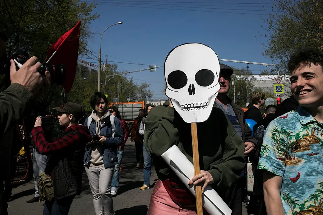Участница «Монстрации» с плакатом «Смерть не за горами». Фото: Влад Докшин / «Новая газета»