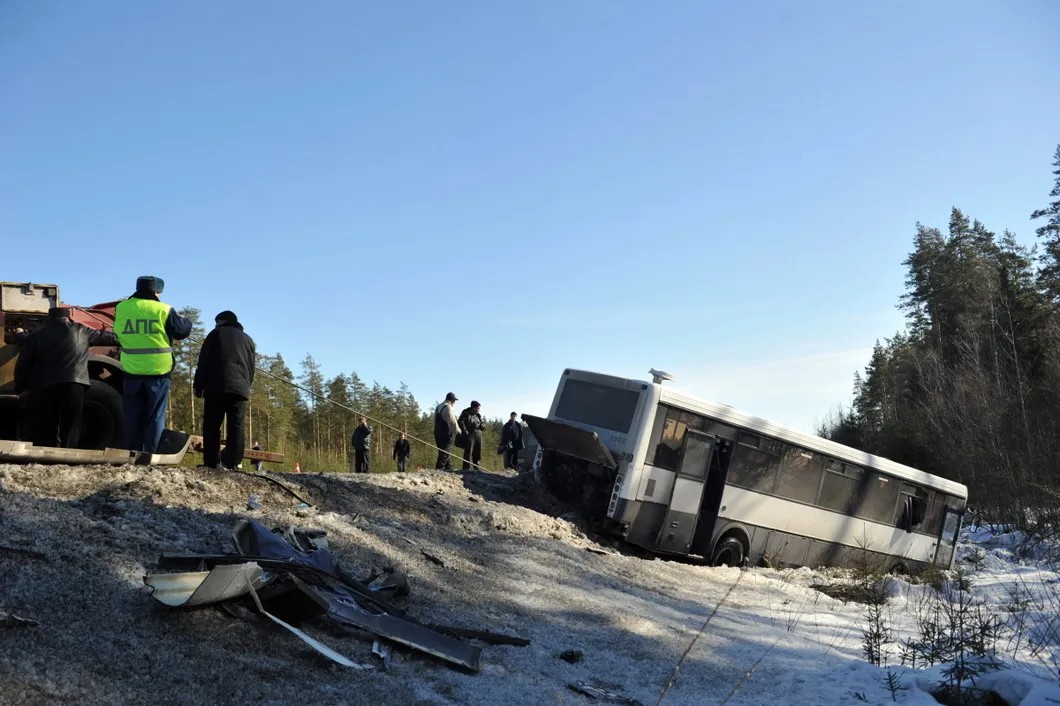 На месте аварии в Выборгском районе Ленинградской области с участием двух автобусов и двух автомобилей, в результате которой погибли пять человек. Фото: РИА Новости