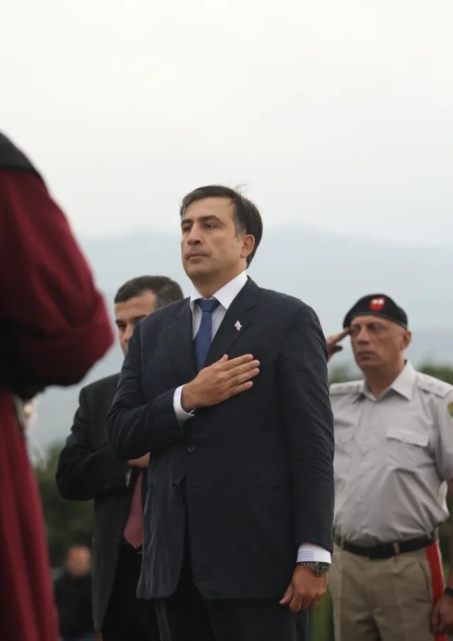 Президент Грузии Михаил Саакашвили в Гори, первая годовщина памяти погибших в войне августа 2008 года, минута молчания. Фото: Давид Урбани / ТАСС