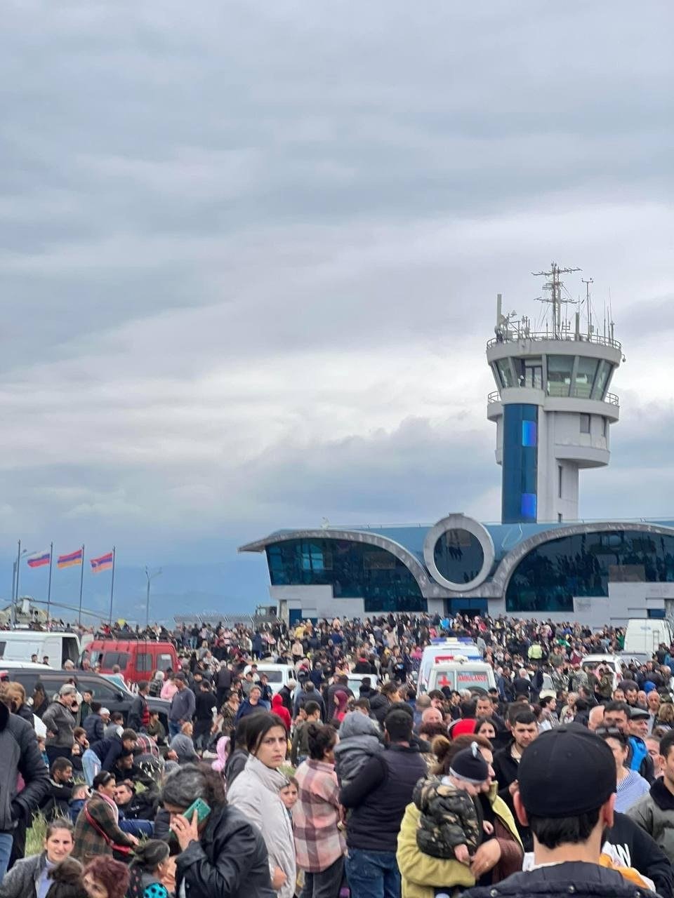 Сотни беженцев на базе российских миротворцев в аэропорту Степанакерта. Гражданские рейсы отсюда давно не летают. Фото: соцсети