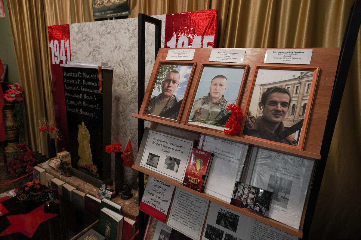 Портреты выпускников школы, погибших на СВО, в зале боевой славы. Фото: Анастасия Цицинова / «Новая газета»