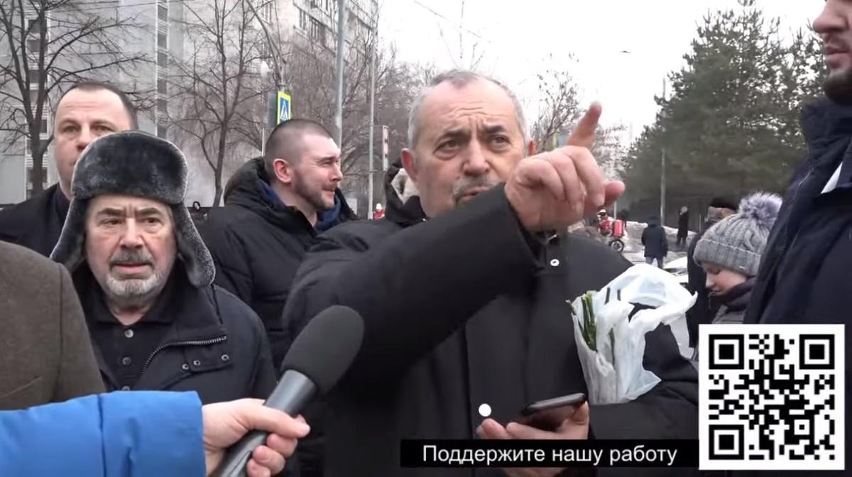 Политик Борис Надеждин в очереди к храму, чтобы проститься с Навальным. Кадр из стрима «НО. Медиа из России»