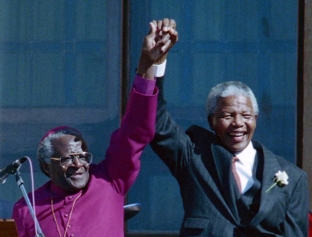 Архиепископ Десмонт Туту и будущий президент ЮАР Нельсон Мандела. Кейптаун, 1994 год. Фото: Jerry Holt / Star Tribune via Getty Images