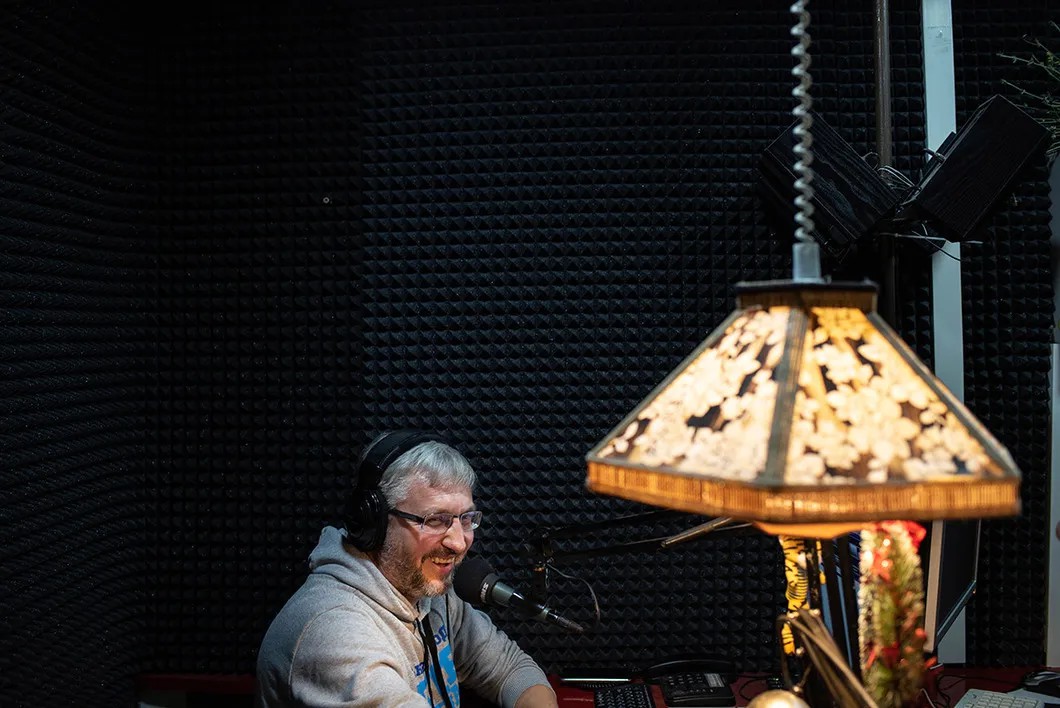 Максим Толстов во время эфира радио «Урюпинск FM». Фото: Виктория Одиссонова / «Новая»