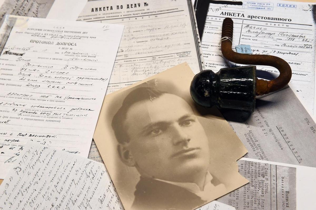Анкеты, протоколы, приказания — живые доказательства репрессий, которые спишут в архив. Фото: Анатолий Жданов / Коммерсантъ