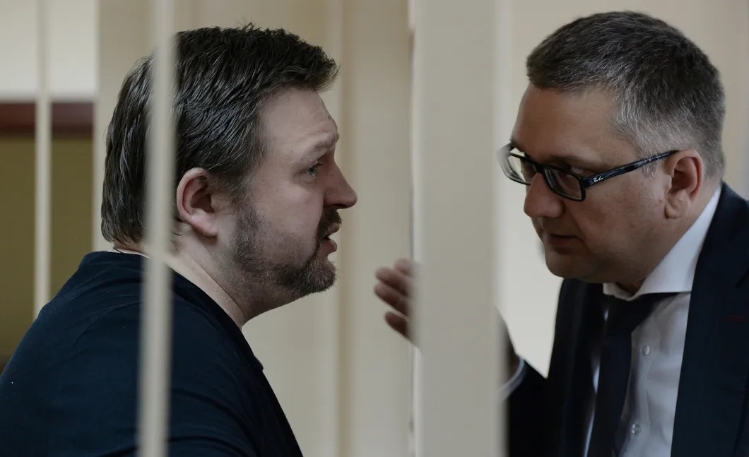 Никита Белых с адвокатом Грохотовым. Фото: РИА Новости