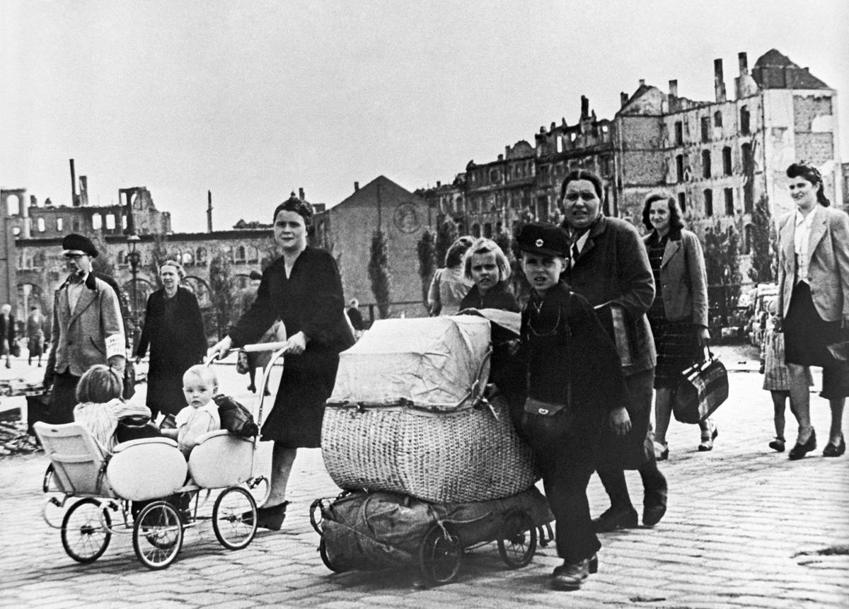 Германия. Дрезден. 1945 г. Жители во время возвращения в разрушенный город после окончания эвакуации в ходе Второй мировой войны. Фото: Марк Редькин / ТАСС