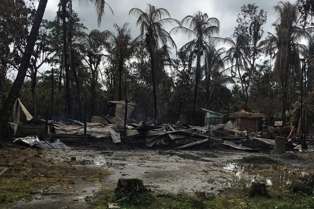 Сожженный жилой дом в Мьянме. Здесь жили рохинджа. Фото: Reuters