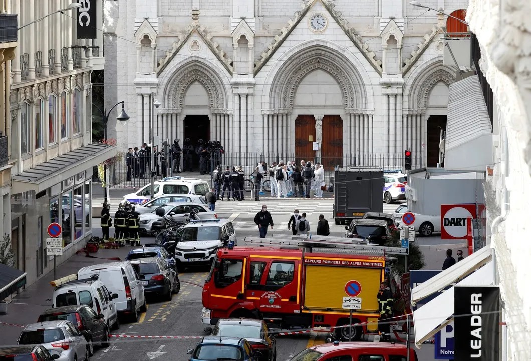 Полиция охраняет территорию собора Нотд-Дам после нападения террориста. Фото: Reuters