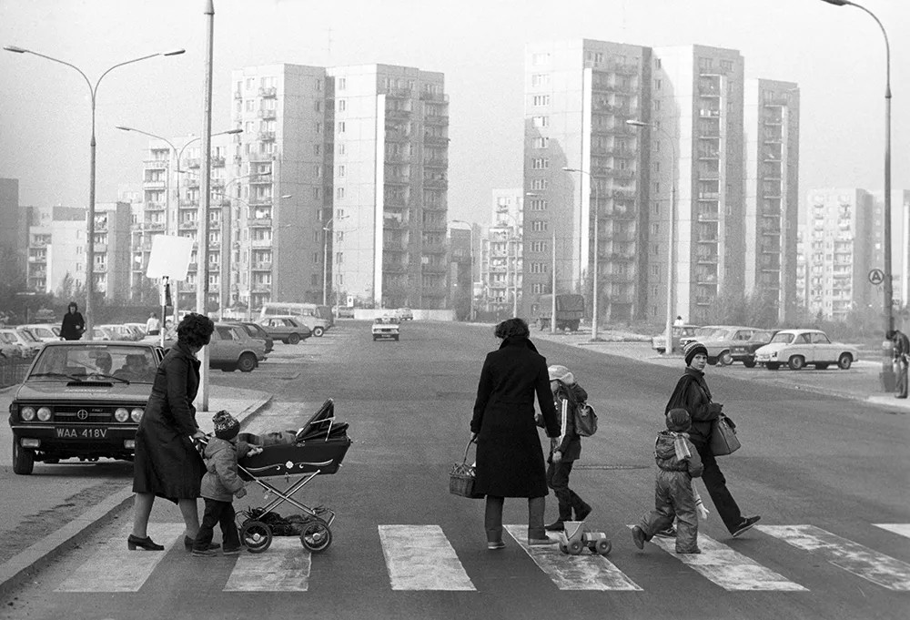 Жители Варшавы на пешеходном переходе одной из улиц города (1985). Фото: Владимир Федоренко / ТАСС