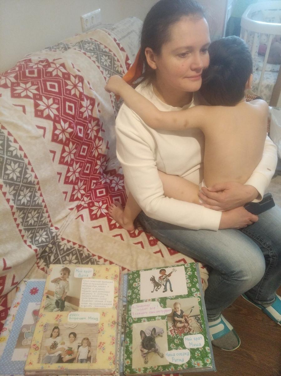 Валентина Захарова с сыном Ваней. Фото: Надежда Андреева / «Новая газета»