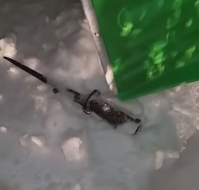 Нож — орудие убийства — следователи обнаружили в снегу после того, как место им указал сам Сергей С. Кадр оперативной съемки