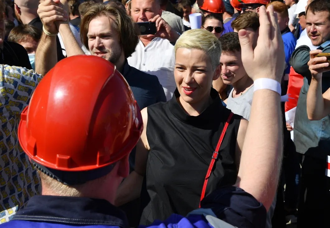 Представитель штаба оппозиции — Мария Колесникова говорит с рабочими МЗКТ. Фото: РИА Новости