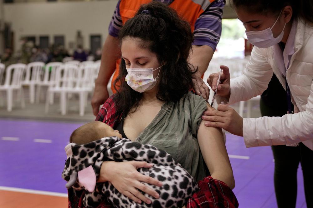 Жительница Парагвая получает вакцину «Спутник V». Фото: AP / TASS