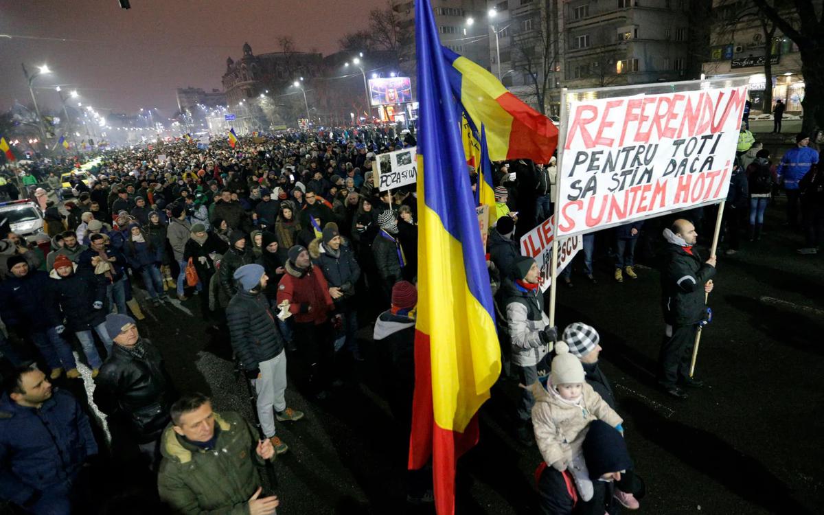 Десятки тысяч румын вышли на улицы против планов правительства смягчить борьбу с коррупцией