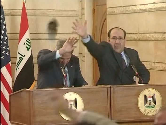 Пресс-конференция в Багдаде. Момент, когда иракский журналист кинул в президента Буша-младшего два своих ботинка. Фото: ursa-tm.ru