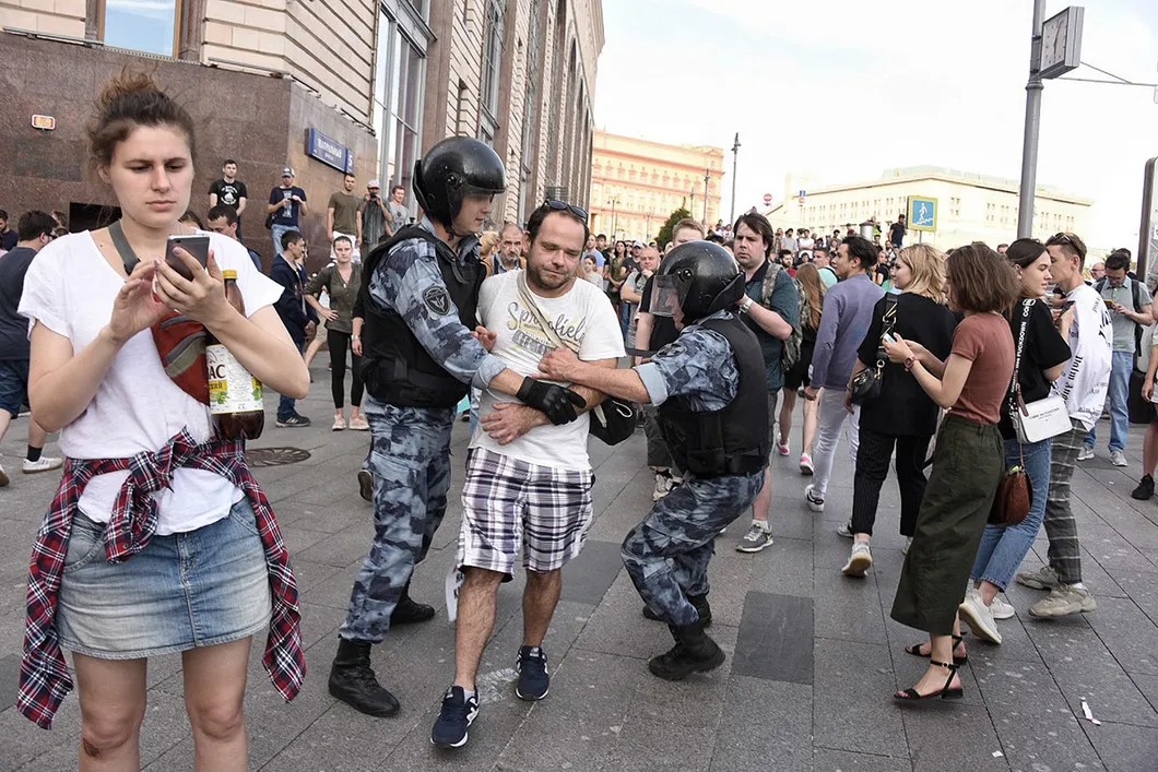 Задержание на Лубянской площади. Фото: Виктория Одиссонова / «Новая газета»