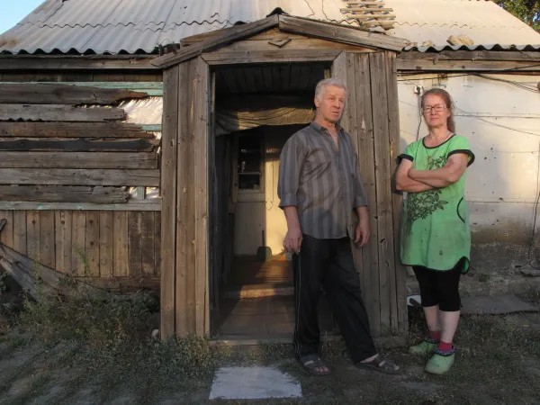 Тамара Некрасова и ее брат Василий у дома, пострадавшего от обстрела 13 июля 2014 года. Фото: Никита Гирин / «Новая газета»