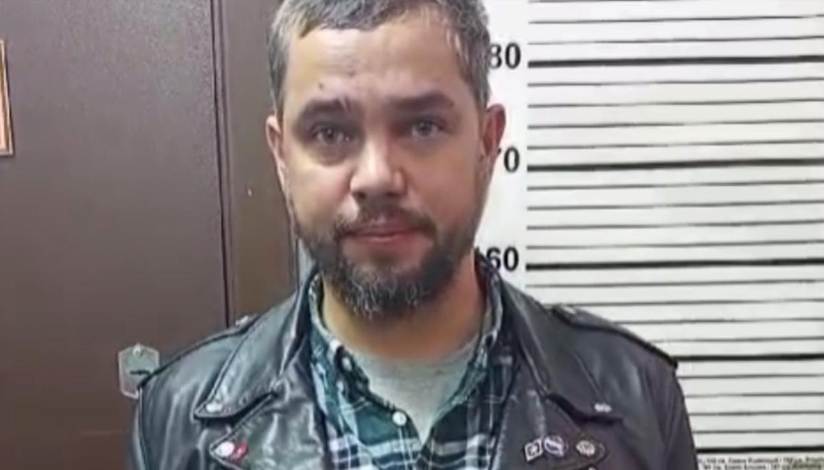 Николай Конашенок приносит извинения на видео из отделения полиции. Скриншот