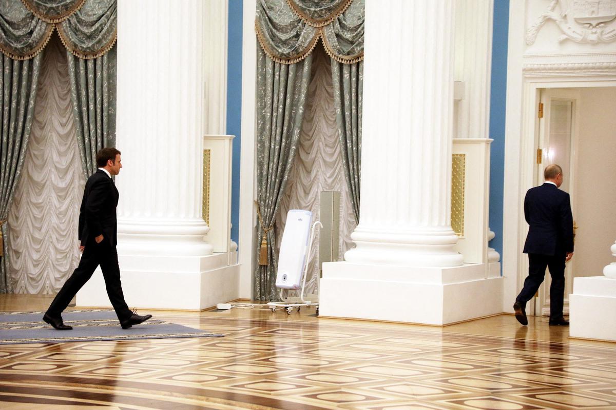 Эмманюэль Макрон и Владимир Путин во время переговоров в Москве. Фото: Dominique Jacovides/Pool/ABACAPRESS.COM/ТАСС