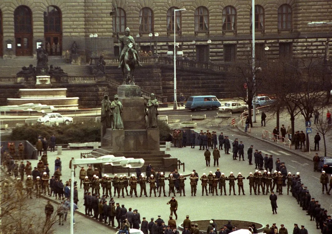 Оцепленный полицией памятник Святому Вацлаву. Фото: Associated press