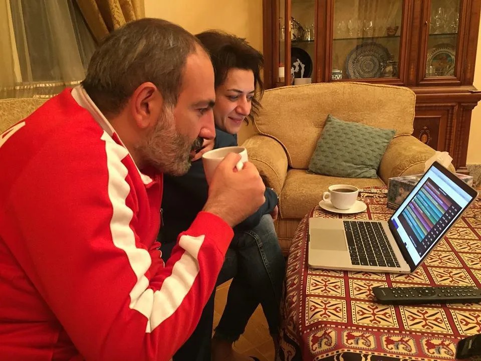 Никол Пашинян с женой Анной Акопян дома следят в онлайн режиме за подсчетом голосов. Фото: соцсети