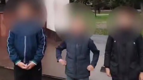 «Простите нас, посетители парка!» Полиция опубликовала покаянные видео школьников из Курска, разжегших костер у Вечного огня