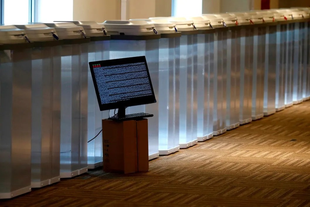 Комплексы обработки избирательных бюллетеней (КОИБ) во время тестирования системы электронного голосования. Фото: Фото: Артем Геодакян / ТАСС