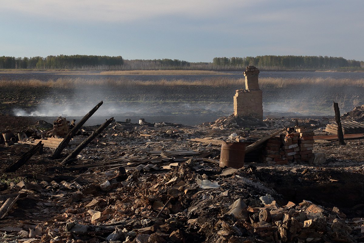 Огнем было уничтожено 14 домов, 11 нежилых строений и пять единиц техники. Фото: Светлана Виданова / «Новая газета»