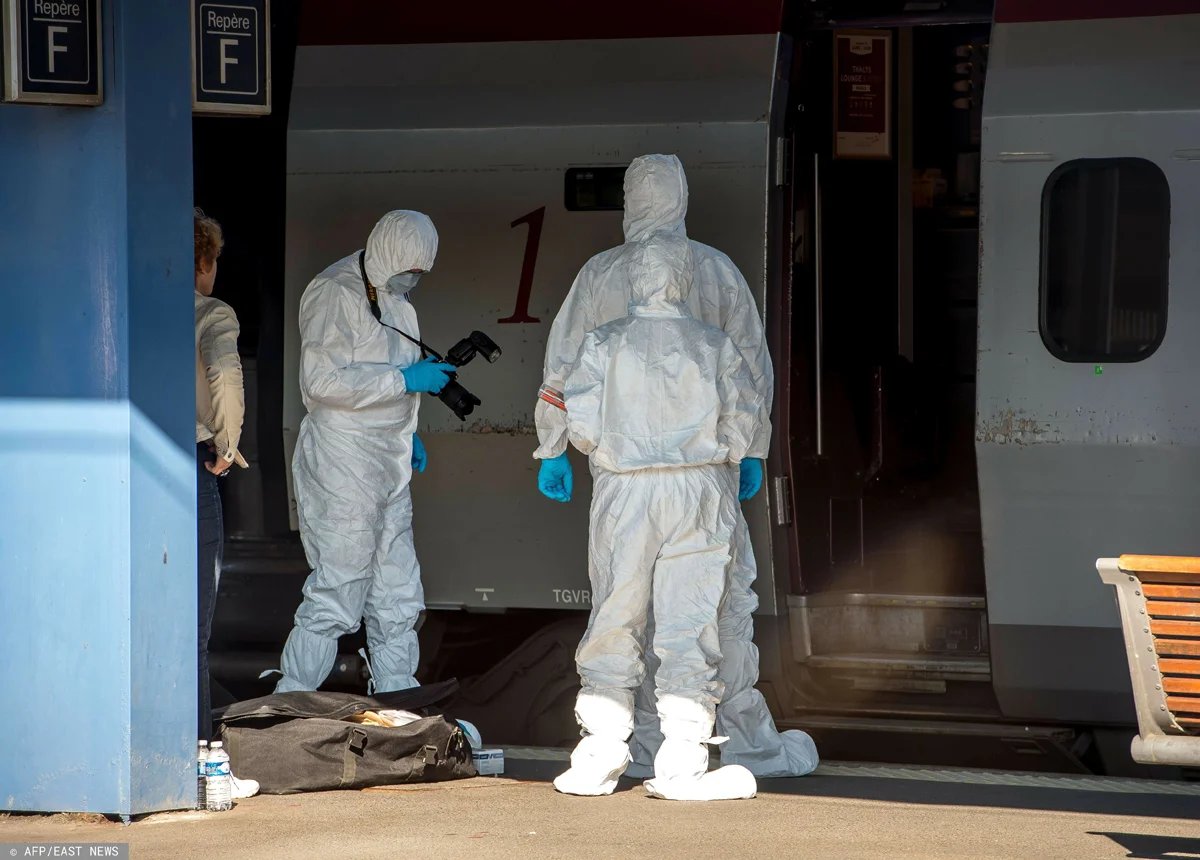 Сотрудники французской судебной полиции осматривают место преступления в поезде Thalys. Фото: AFP / EAST NEWS